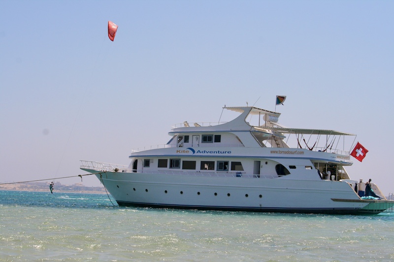 Die KiteAdventure von Tornado Surf ist das Hotelboot für Kiter und Winger in der Soma Bay